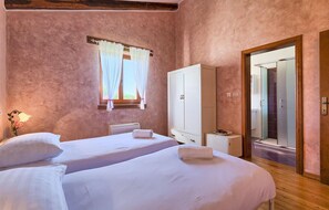 2 عدّة غرف نوم ومكواة/لوح كي وسرير سفر وواي فاي مجانًا