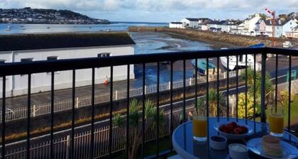 A Charming 2 bed Apartment Overlooking the Estuary