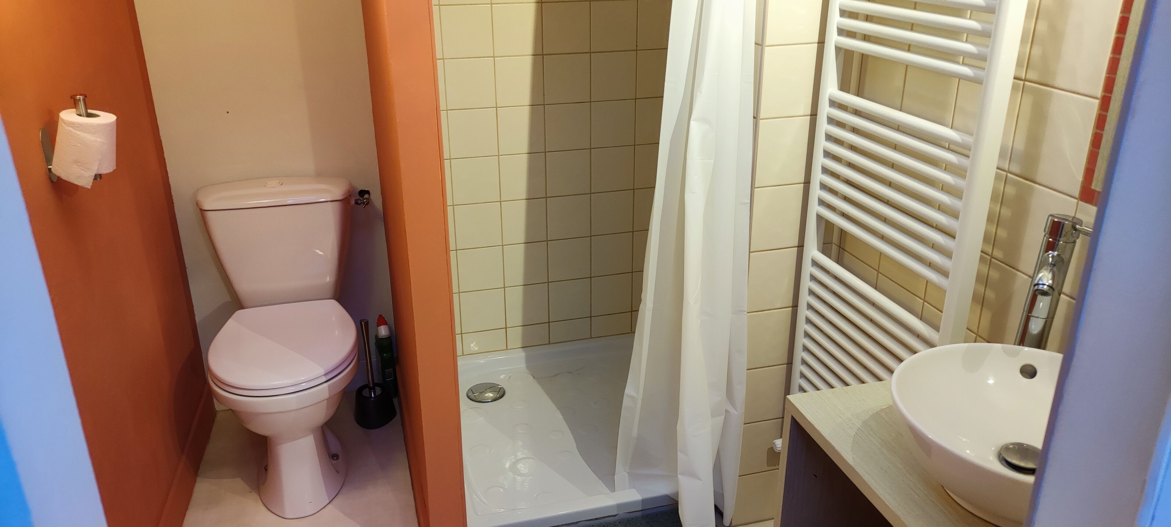 Doccia, asciugacapelli, asciugamani, sapone