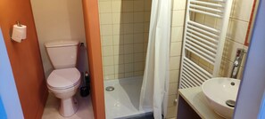 Regadera, secadora de cabello, toallas, jabón 