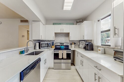 Dog-friendly condo near the ocean with patio, firepit, washer/dryer, AC