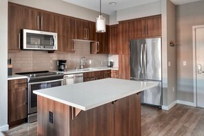 Kjøleskap, mikrobølgeovn, ovn og oppvaskmaskin