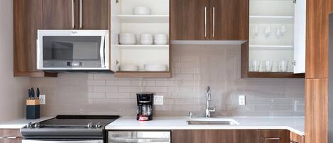 Kühlschrank, Mikrowelle, Ofen, Geschirrspüler