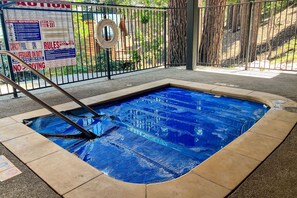 Pool - All-season condo with hot tub, deck, sauna, wood stove & washer/dryer (Mammoth Lakes)