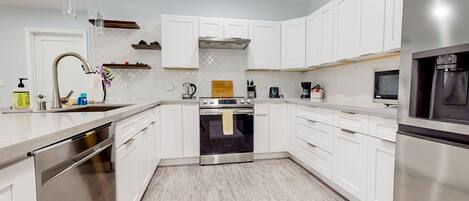 冰箱、微波炉、烤箱、炉灶