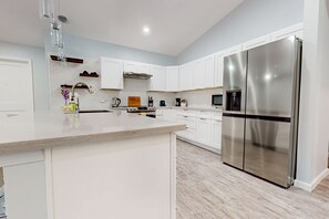 Kjøleskap, mikrobølgeovn, ovn og kokeplater