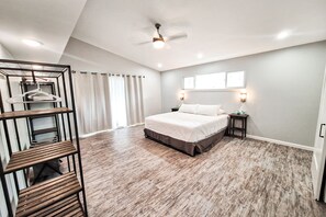 4 soverom, strykejern/-brett, internettilgang og sengetøy