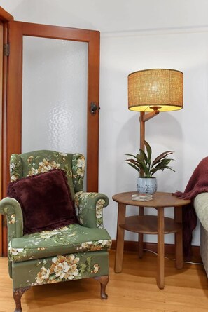 TV, books, offices - Sixties Sanctuary I Retro Family Home (Highton)