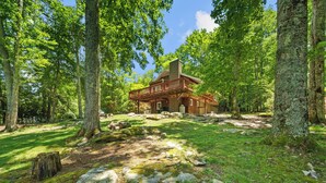 A rustic cabin surrounded by a forest with a clear sky. - Four Bear Falls - Walk to Downtown Banner Elk - Fire Pit - Fenced in Pet Friendly (Banner Elk)