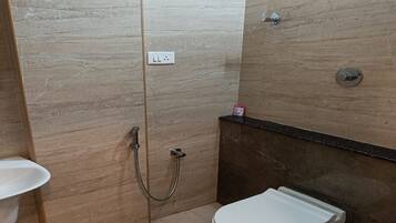 Quarto standard | Banheiro | Chuveiro, toalhas de banho