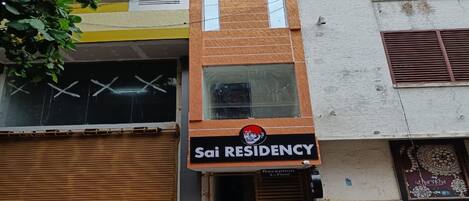 Vista frontal de la propiedad