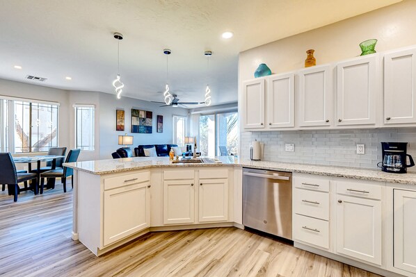 Fridge, microwave, oven, stovetop - Bright and spacious mountain-view home with pool/hot tub on-site, golfing nearby (Oro Valley)