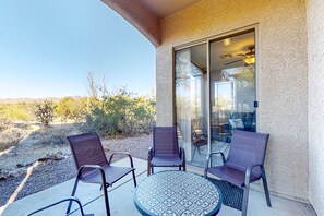 Terrace/patio - Bright and spacious mountain-view home with pool/hot tub on-site, golfing nearby (Oro Valley)