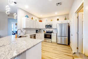 Fridge, microwave, oven, stovetop - Bright and spacious mountain-view home with pool/hot tub on-site, golfing nearby (Oro Valley)