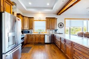 雪櫃、微波爐、焗爐、爐具