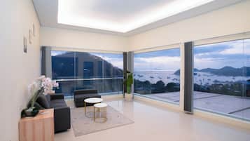 Suíte panorâmica, 1 cama King, vista para a cidade (Cakrawala) | Área de estar | Smart TV