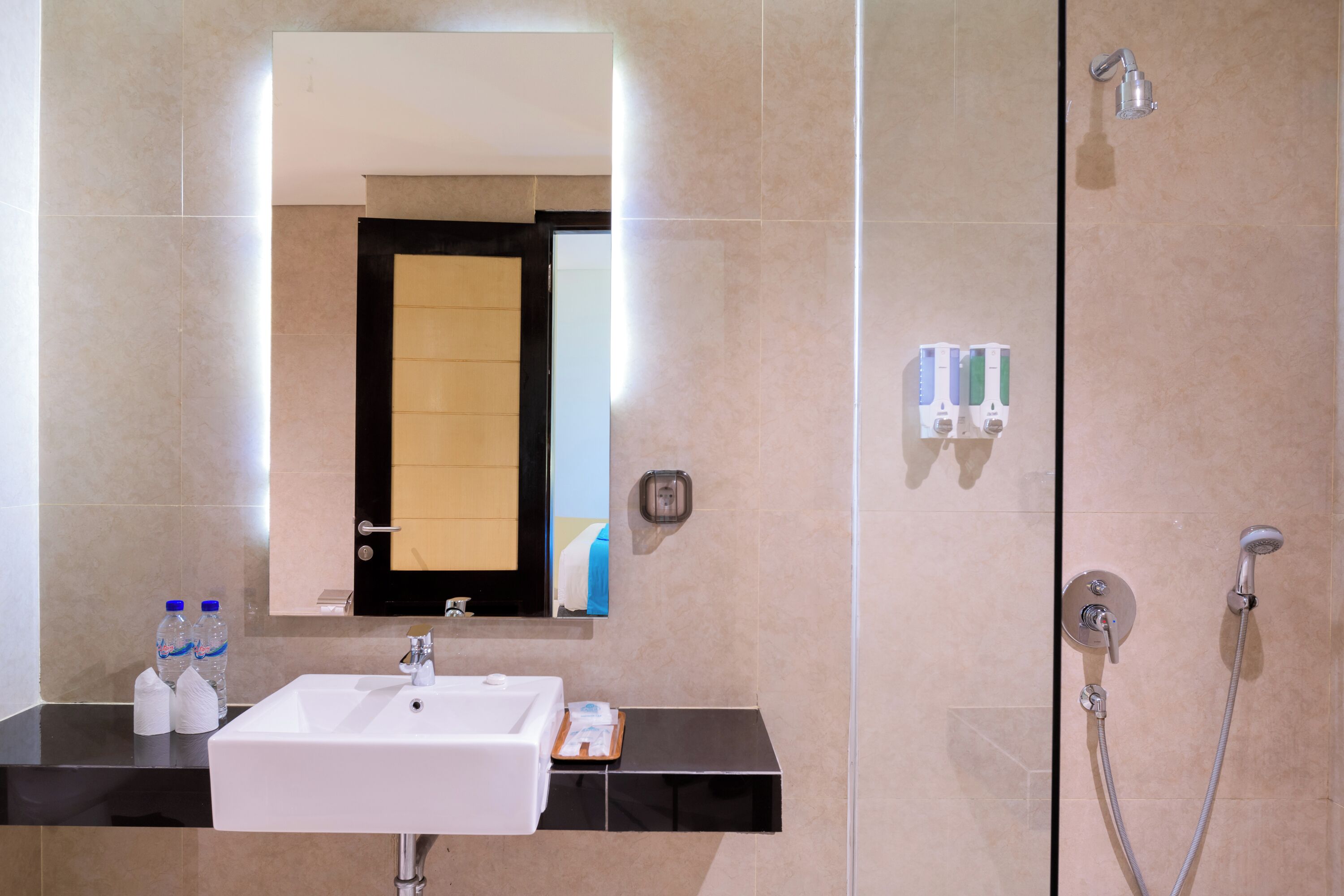 Een moderne badkamer met een wit wastafelmeubel, spiegel en douche.