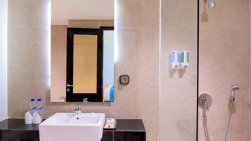 Een moderne badkamer met een wit wastafelmeubel, spiegel en douche.