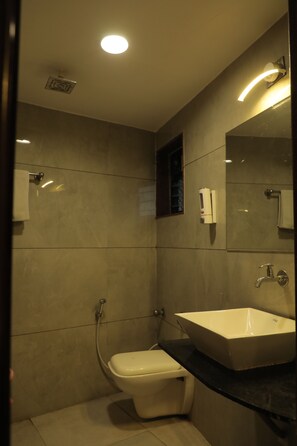 Bañera con ducha, toallas, jabón, shampoo