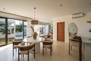 Villa, 2 chambres | Salle Ă manger