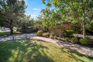 Property grounds - Gorgeous 2-Bed Townhouse with Patio, BBQ & Parking (Kingston)