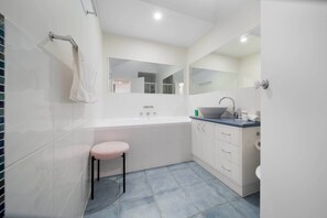 Een douche, een haardroger, handdoeken