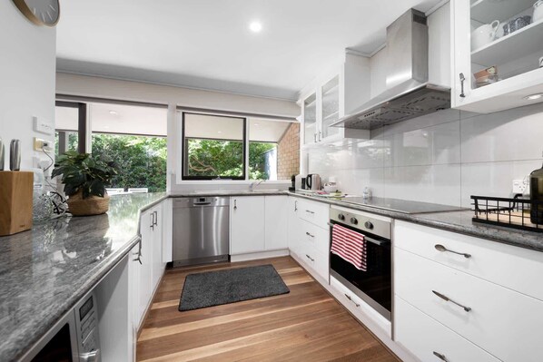 Fridge, microwave, oven, stovetop - Gorgeous 2-Bed Townhouse with Patio, BBQ & Parking (Kingston)