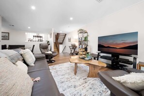 TV - Gorgeous 2-Bed Townhouse with Patio, BBQ & Parking (Kingston)