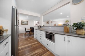 Fridge, microwave, oven, stovetop - Gorgeous 2-Bed Townhouse with Patio, BBQ & Parking (Kingston)