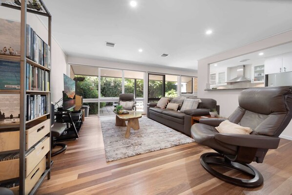 TV - Gorgeous 2-Bed Townhouse with Patio, BBQ & Parking (Kingston)