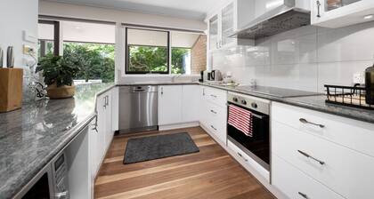 Gorgeous 2-Bed Townhouse with Patio, BBQ & Parking