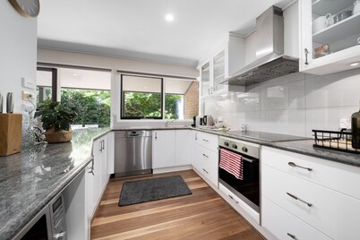 Gorgeous 2-Bed Townhouse with Patio, BBQ & Parking