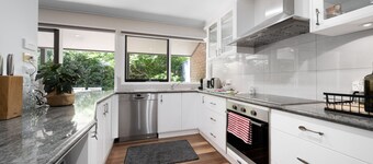 Gorgeous 2-Bed Townhouse with Patio, BBQ & Parking
