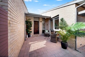 Terrace/patio - Gorgeous 2-Bed Townhouse with Patio, BBQ & Parking (Kingston)