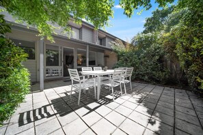 Outdoor dining - Gorgeous 2-Bed Townhouse with Patio, BBQ & Parking (Kingston)