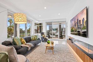 TV - Scenic Beachside 3-bedroom with Water Views (Port Melbourne)