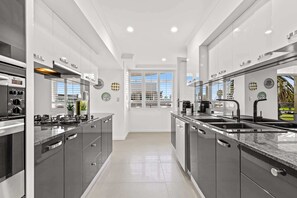 Fridge, microwave, oven, stovetop - Scenic Beachside 3-bedroom with Water Views (Port Melbourne)