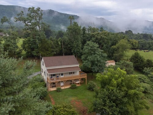 Charming Cottage w/ Incredible Views & Firepit