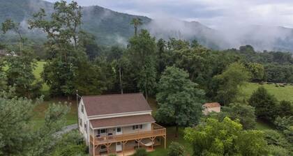 Charming Cottage w/ Incredible Views & Firepit
