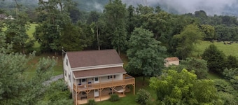 Charming Cottage w/ Incredible Views & Firepit