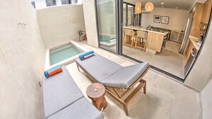 A balcony with a pool, a dining area, and a kitchen. - Arenka: 2BR w Private Pool & Sunset Rooftop (Bucerías)