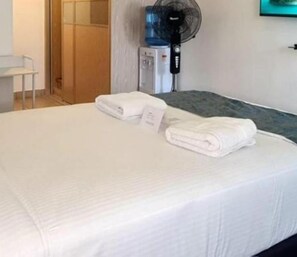 1 bedroom, WiFi, bed sheets - Luxury Living in Nairobi: Pool, Gym, Security, and More (Nairobi)