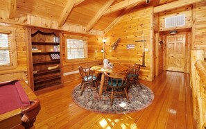 Interior - Hot Tub Soaks, Fireside Chats, Pool Tournaments, Cozy Cookouts & Nearby Attractions - Laughing Bear (Sevierville)