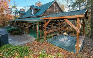 Property grounds - Hot Tub Soaks, Fireside Chats, Pool Tournaments, Cozy Cookouts & Nearby Attractions - Laughing Bear (Sevierville)