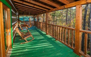 Terrace/patio - Hot Tub Soaks, Fireside Chats, Pool Tournaments, Cozy Cookouts & Nearby Attractions - Laughing Bear (Sevierville)