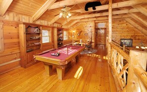 Game room - Hot Tub Soaks, Fireside Chats, Pool Tournaments, Cozy Cookouts & Nearby Attractions - Laughing Bear (Sevierville)