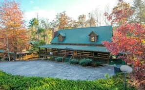 Exterior - Hot Tub Soaks, Fireside Chats, Pool Tournaments, Cozy Cookouts & Nearby Attractions - Laughing Bear (Sevierville)