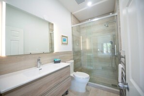 Douche, sèche-cheveux, serviettes fournies