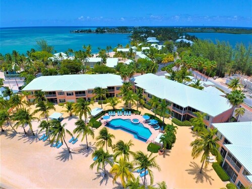 Newly Renovated 2 Bed Beachfront Condo w/Pool+Hot Tub