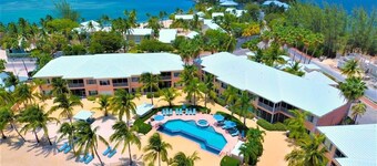 Newly Renovated 2 Bed Beachfront Condo w/Pool+Hot Tub
